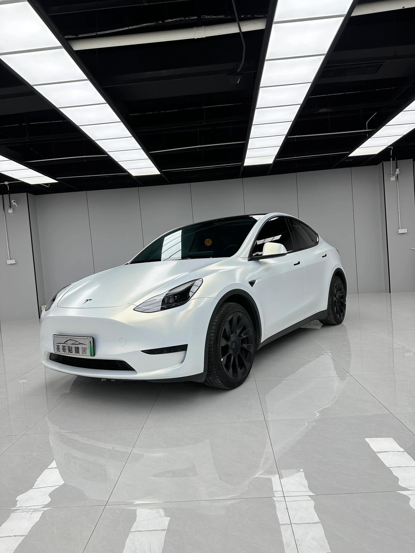 Veintone Matte White to Gold Vinyl Car Wrap – Elegant Color-Shifting Wrap with Matte Pearl-to-Gold Finish