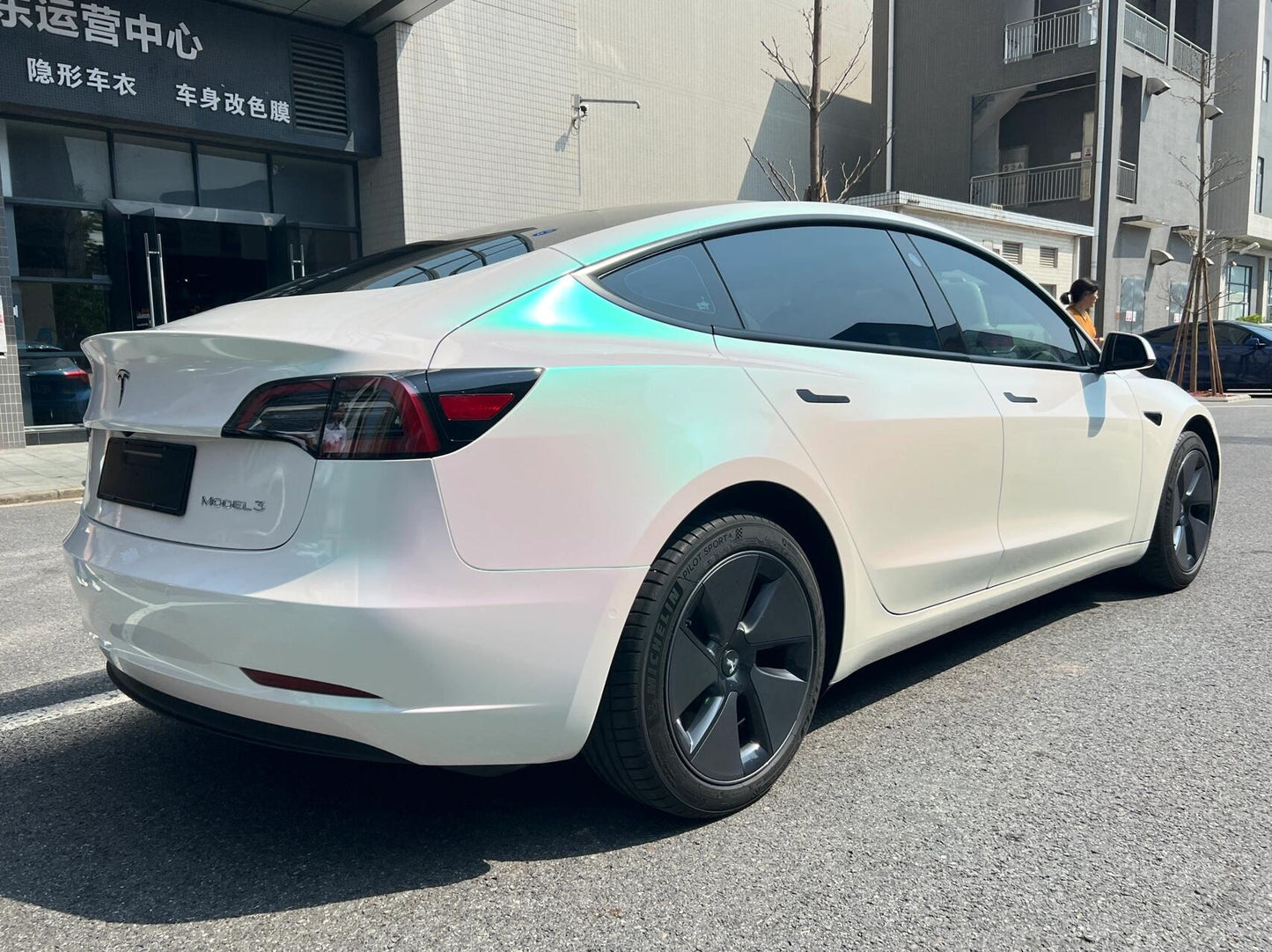 Veintone Glossy Aurora White Vinyl Car Wrap – Iridescent Gloss White Wrap for Futuristic & Elegant Vehicle Styling
